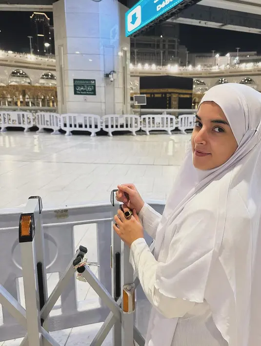 Di postingan ini, banyak netizen mengatakan bahwa penampilan Tasya Farasya saat Umroh, mirip dengan Anisha Rosnah, istri dari Pangeran Abdul Mateen. [Foto: Instagram/tasyafarasya]