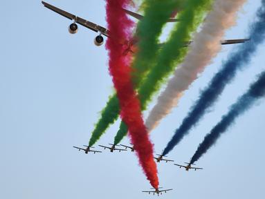 Jet Aermacchi MB-339 dari UAE Al-Fursan melakukan parade bersama Etihad Airways Airbus A380 sebelum balapan F1 GP Abu Dhabi di Yas Marina circuit , (26/11/2017). (AFP/Andrej Isakovic)