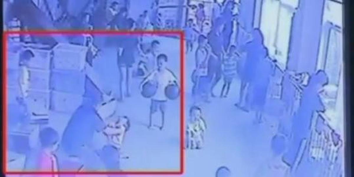 Guru membanting anak muridnya