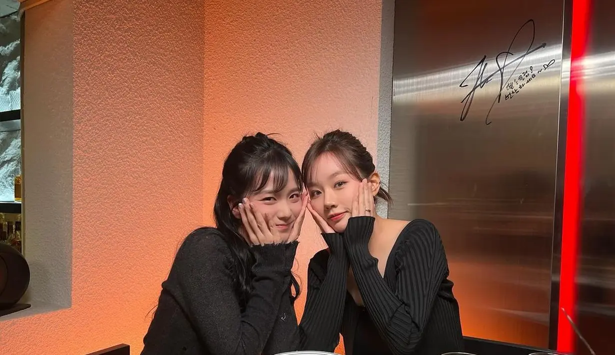 Beberapa waktu lalu, Hyeri sempat mengundang Jisoo BLACKPINK untuk berbincang-bincang di acaranya. Keduanya tampil penuh pesona dalam balutan outfit lengan panjang berwarna hitam. [Foto: Instagram/hyeri_0609]