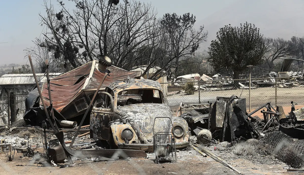 Sebuah mobil Volkswagen Beetle yang berada di antara puing-puing rumah terlihat hangus terbakar di perkampungan Erskine setelah kebakaran hebat melahap lahan di sepanjang South Lake, California, AS (24/6). (REUTERS/Noah Berger)