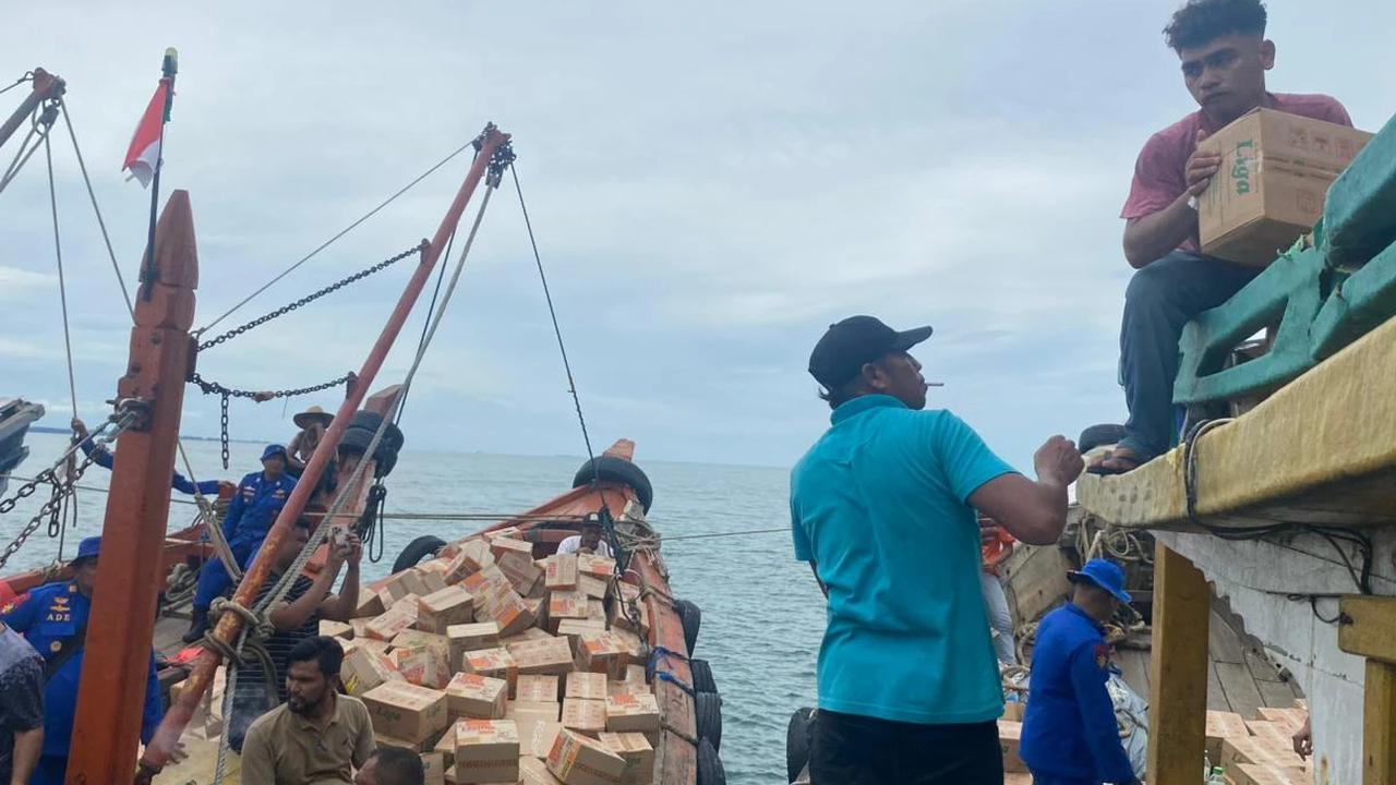 tni al salurkan bantuan ke aceh