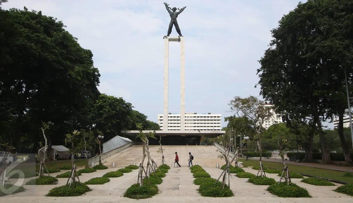 Warga melintas di kawasan Taman Lapangan Banteng, Jakarta, Senin (6/3). Pemprov DKI akan segera melakukan renovasi Taman Lapangan Banteng tersebut. (Liputan6.com/Immanuel Antonius)
