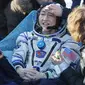 Christina Koch, astronot wanita NASA yang menyetak rekor karena paling lama berada di ruang angkasa. (Source: Sergei Ilnitsky/Pool Photo via AP)