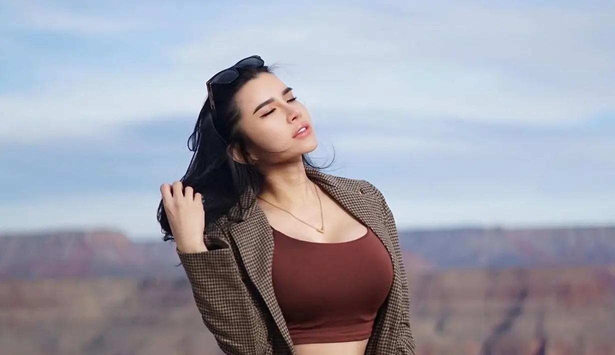 Kurang lebih hampir 10 hari di Amerika Serikat, dalam perjalanan liburannya ini ia pun mengunjungi salah satu tempat yang terkenal di dunia, yaitu Grand Canyon. Memakai busana yang senada dengan gundukan batu dan tanah, penampilannya terlihat sensual. (Liputan6.com/IG/@maria_vaniaa)