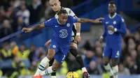 Raheem Sterling dari Chelsea mencoba untuk mendapatkan bola dan melewati pemain Fulham Andreas Pereira&nbsp;dalam pertandingan&nbsp;Liga Inggris di Stamford Bridge di London,&nbsp;Sabtu (4/2/2023) dini hari WIB. (AP Photo/Kirsty Wigglesworth)