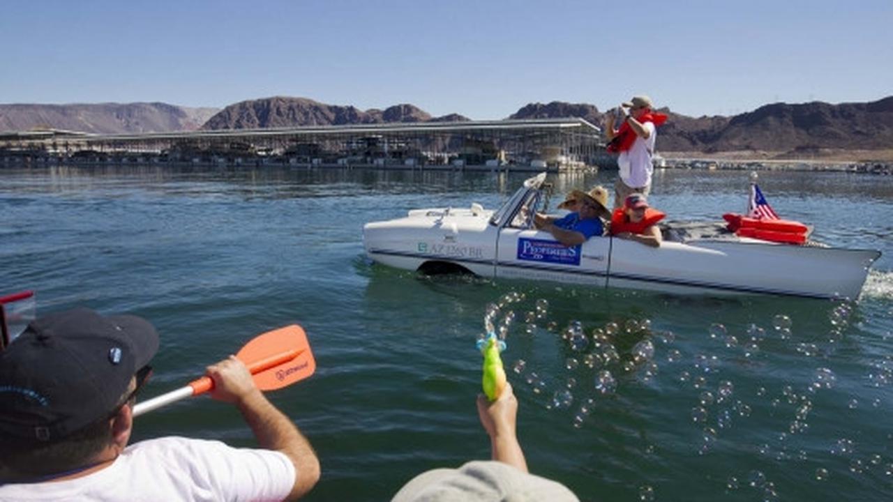 Keseruan menyusuri danau dengan mobil perahu
