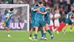 Para pemain Irak merayakan kemenangan dan lolos ke Piala Dunia setelah pertandingan final babak play-off Piala Dunia 2026 antara Irak dan Bolivia di Estadio Monterrey pada 1 April 2026 di Guadalupe, Meksiko. (Azael Rodriguez/Getty Images via AFP)