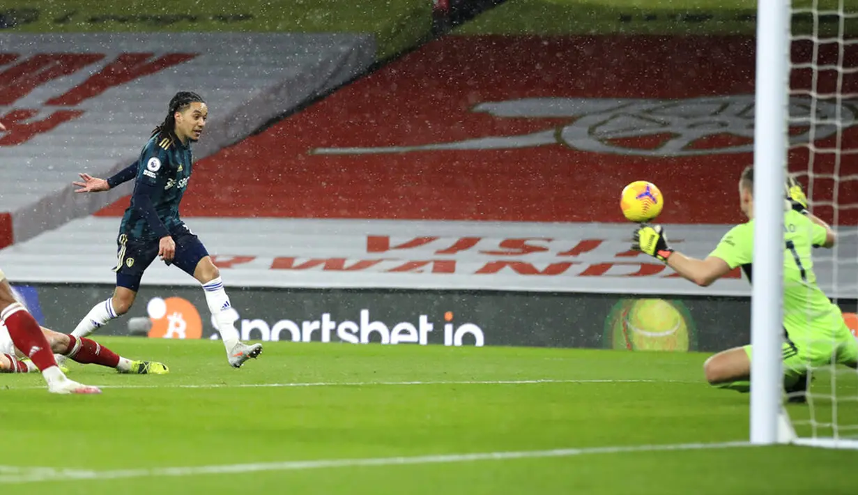 Pemain Leeds United Helder Costa mencetak gol ke gawang Arsenal pada pertandingan Liga Inggris di Emirates Stadium, London, Inggris, Minggu (14/2/2021). Arsenal menyikat Leeds United 4-2 dengan hattrick dari Pierre-Emerick Aubameyang. (Adam Davy/Pool via AP)