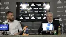 Legenda AS Roma, Daniele De Rossi menyatakan pensiun dalam konferensi pers bersama Presiden Boca Juniors, Jorge Amor Ameal di Buenos Aires, Senin (6/1/2020). De Rossi mengakhiri kiprah profesionalnya sepanjang 18 tahun dimana Kklub terakhir yang ia bela adalah Boca Juniors. (Enrique SANTOS / AFP)