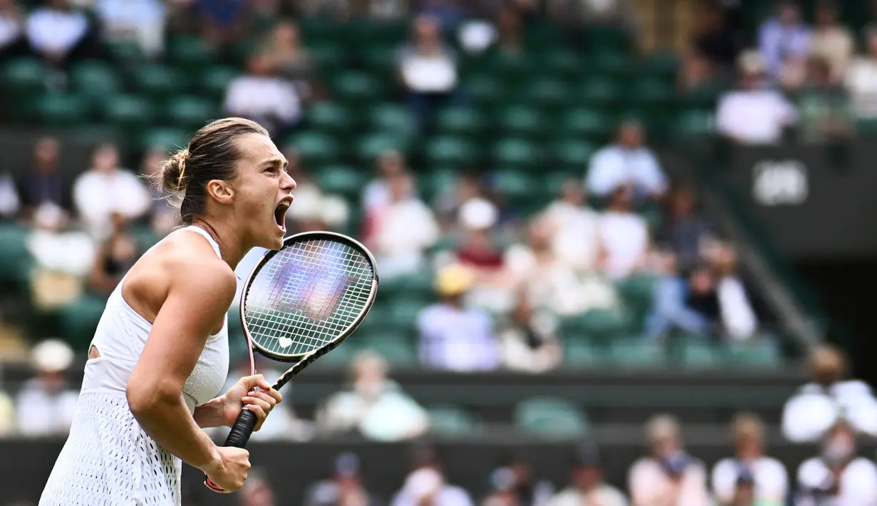 Petenis Belarusia Aryna Sabalenka merayakan kemenangan satu poin melawan Ekaterina Alexandrova dari Rusia selama pertandingan tenis tunggal putri putaran keempat Kejuaraan Wimbledon 2023 di The All England Tennis Club di Wimbledon, London barat daya, pada 10 Juli 2023. (SEBASTIEN BOZON / AFP)