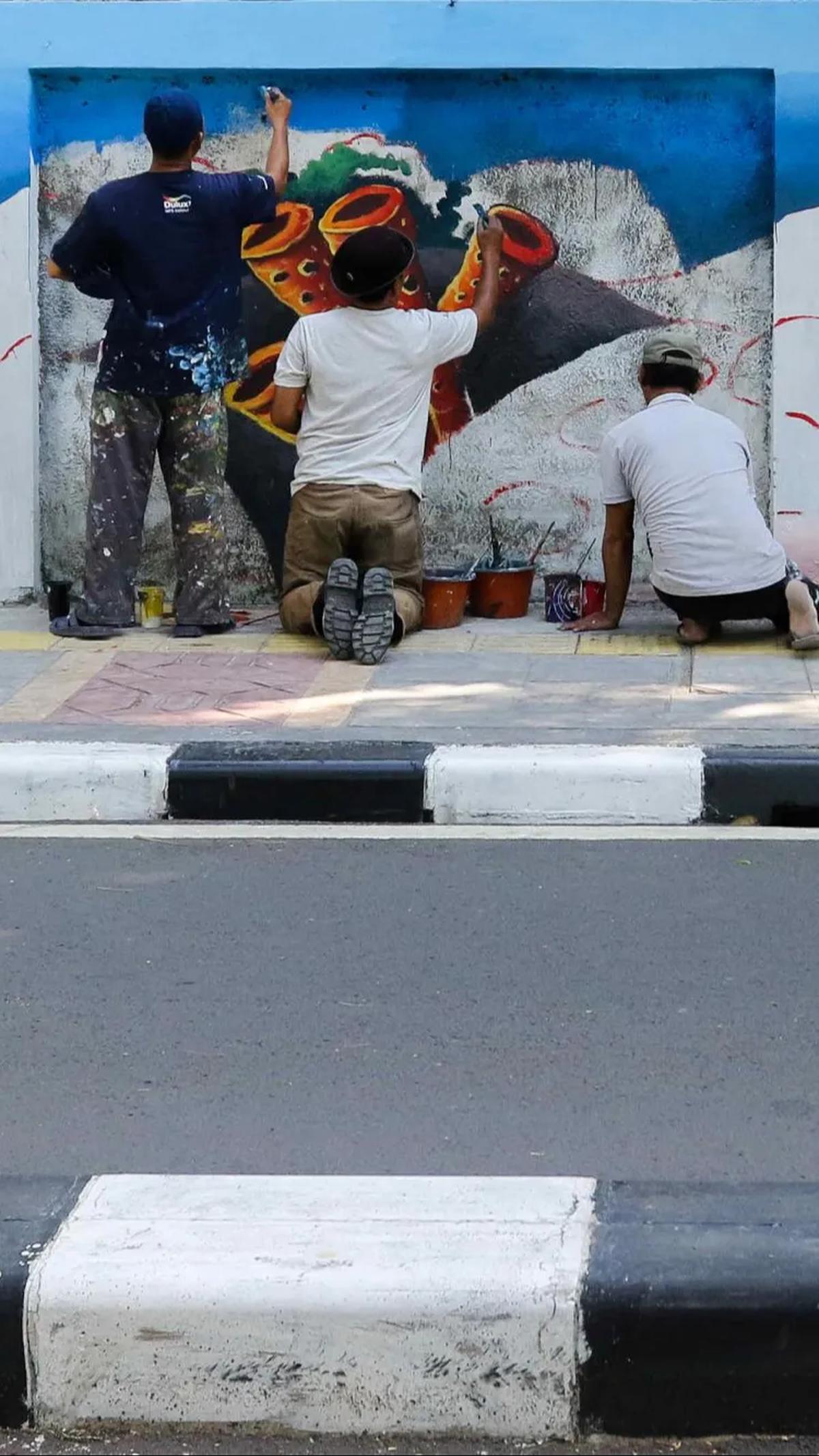 Karya mural dari para seniman lokal ini disajikan untuk memperindah dinding-dinding kosong di kawasan tersebut.
