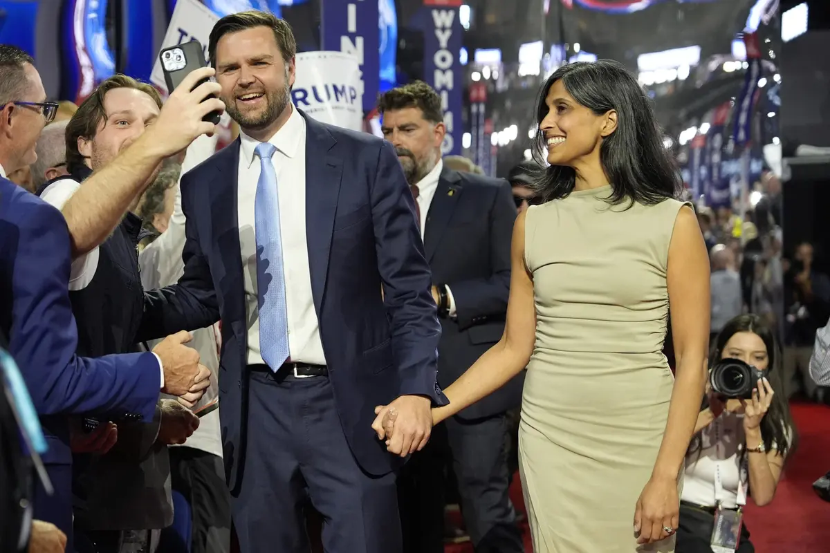 Senator JD Vance dari Ohio dipilih Donald Trump sebagai pasangannya, calon wakil presiden (cawapres) pada Pilpres 2024. (AP)