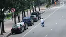 Sejumlah mobil parkir di jalur khusus motor di sekitar Jalan Medan Merdeka Barat, Jakarta, Kamis (1/3). Hal ini membuat pengendara sepeda motor kesulitan menggunakan jalur tersebut dan menggunakan lajur mobil. (Liputan6.com/Helmi Fithriansyah)