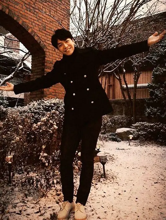 Ternyata tidak hanya foto, namun terdapat juga beberapa CD yang ditandatangi Seolhyun. Namun kabarnya semua itu bukan untuk dirinya, melainkan untuk atasannya. (Instagram/leeseunggi.official)