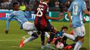 Pemain Lazio, Balde Keita berebut bola dengan pemain Bologna, Adam Masina pada laga Serie A di Stadion Olimpico, Italia, Minggu (23/8/2015). Lazio berhasil taklukan Bologna 2-1. (Reuters/Alessandro Bianchi)