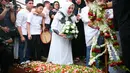 Suasana haru dan isak tangis dari keluarga masih terlihat saat proses pemakaman selesai. Setelah itu, pihak keluarga melakukan tabur bunga di atas pusara seniman multi talenta tersebut. (Nurwahyunan/Bintang.com)