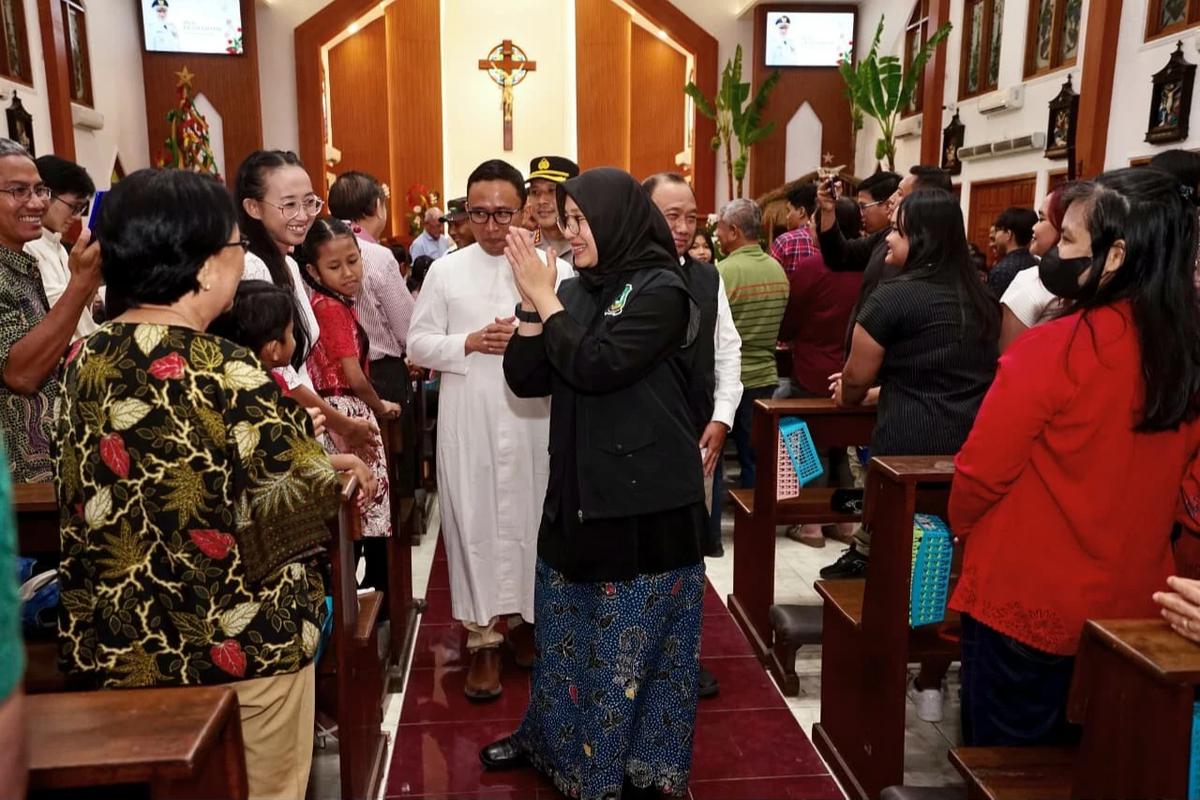 Bupati Ipuk Bersama Forkopimda Patroli ke Sejumlah Gereja di Banyuwangi di Malam Natal