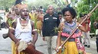 Wali Kota Jayapura, Benhur Tomi Mano pada sebuah kesempatan di rumah tetua adat Port Numbay.  (Foto: Katharina Janur/Humas Pemkot Jayapura)