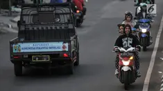 Pengendara motor nekat berlawan arah di kawasan Klender, Jakarta, Kamis (11/7/2019). Demi mempersingkat jarak tempuh dan menghindari kemacetan, para pengendara sepeda motor di kawasan ini nekat berlawan arah yang sesungguhnya dapat mengancam keselamatan. (merdeka.com/Iqbal S. Nugroho)