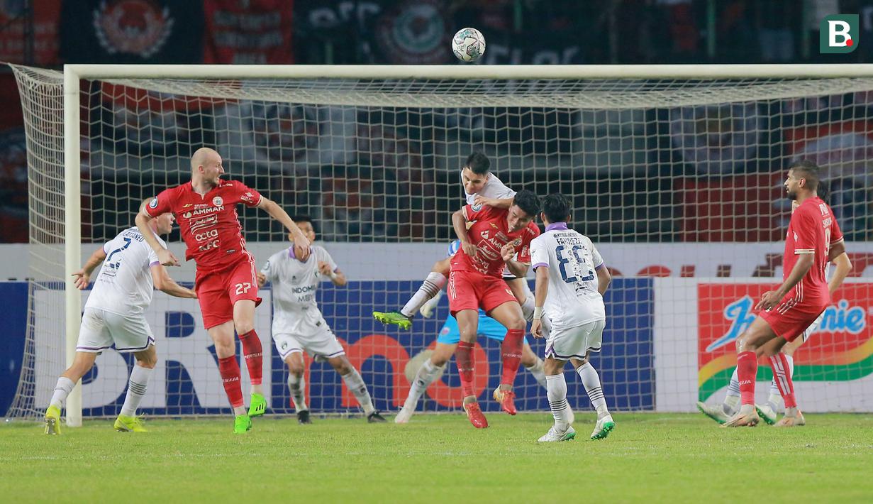 Memiliki postur tinggi membuatnya juga tangguh dalam duel udara. (Bola.com/M Iqbal Ichsan)