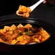 Mapo tofu Sichuan ini memadukan tahu bertekstur lembut dengan saus merah pekat yang kaya rasa. (Foto/dok: Pexels/Change C.C)