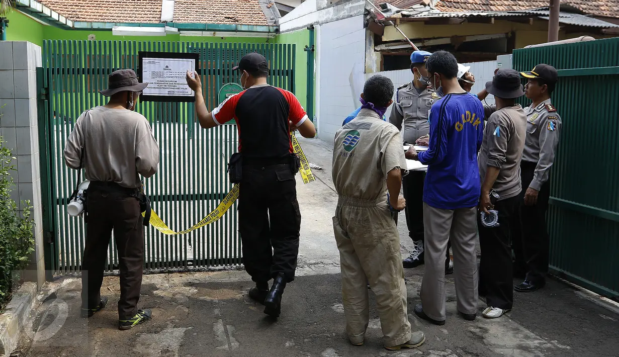 Kepolisian tertibkan 12 rumah dinas perwira tinggi Polri di Jl. Wijaya XV, Kebayoran Baru, Jakarta, Selasa (15/9/2015). Penertiban dilakukan karena 12 rumah tersebut sudah tidak ditempati oleh anggota aktif Kepolisian. (Liputan6.com/Yoppy Renato)