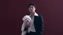 Sekali lagi, Park Seo Joon tampil memesona saat sedang photoshoot. Dengan kemeja putih yang ditumpuk dengan oversized blazer hitam, dipadu dengan celana panjang, dan sepatu hitam. Yang membuat penampilannya semakin menarik adalah ia membawa serta anjingnya. Foto: Instagram.