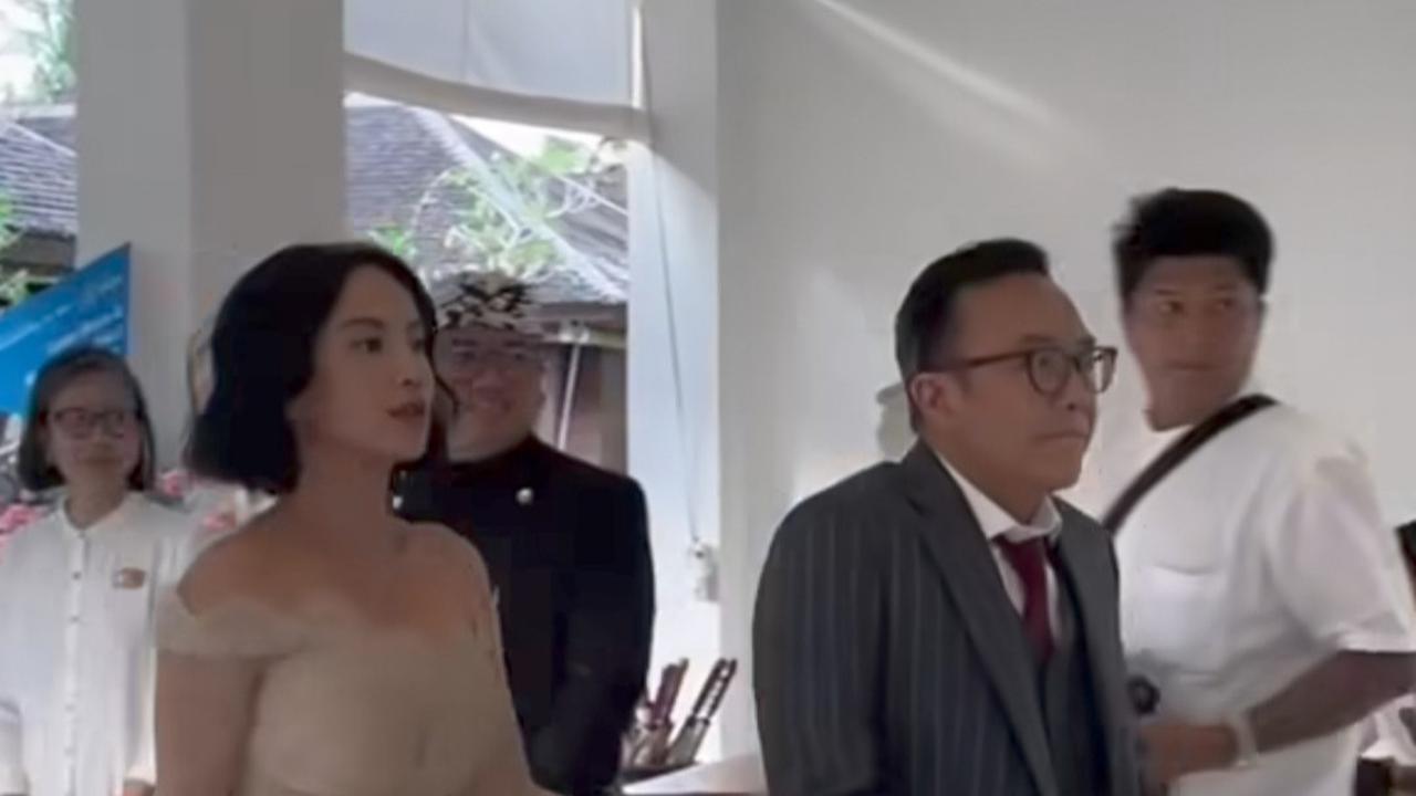 Ari Lasso Hadir dengan Gandengan Baru di Pernikahan Luna Maya