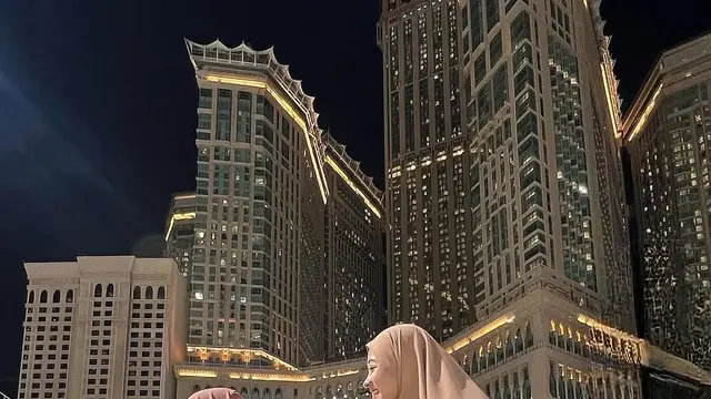 Potret Poppy Bunga umrah ajak anak