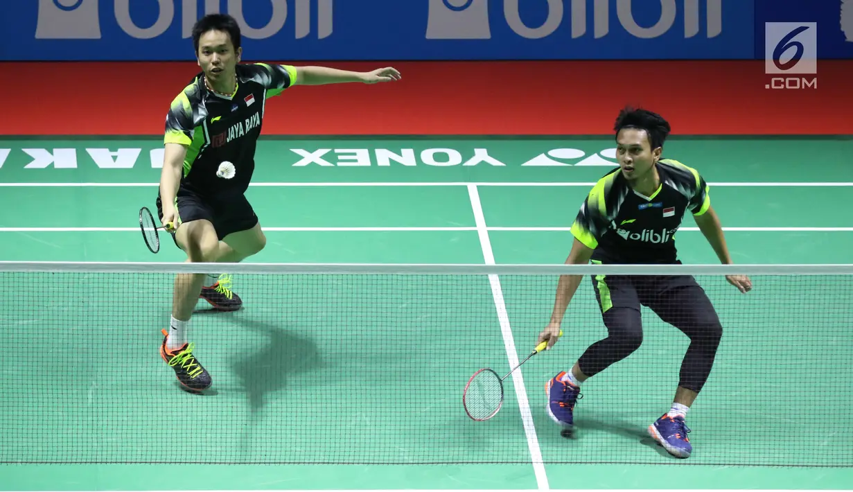 Ganda putra Indonesia, M Ahsan/Hendra Setiawan mengembalikan kok ke arah Marcus F Gideon/Kevin Sanjaya Sukomuljo di 32 besar Indonesia Open 2018, Istora GBK, Jakarta, Rabu (4/7). Kevin/Marcus unggul 21-16, 18-21, 21-10. (Liputan6.com/Helmi Fithriansyah)