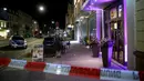 Garis polisi terpasang di lokasi sebuah mobil yang menabrak kerumuman orang yang tengah berdiri di depan toko roti di Heidelberg, barat daya Jerman, Sabtu (25/2). Penyelidikan masih berlangsung untuk memastikan motif penyerangan. (Thomas Lohnes / AFP)