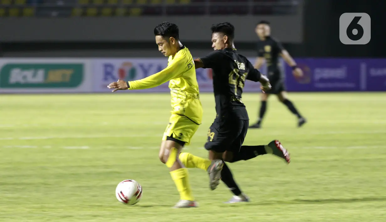 Pemain Barito Putra Abrizal Umanailo menggiring bola saat melawan PSIS Semarang  pada laga Piala Menpora di Stadion Manahan, Solo, Minggu (21/3/2021). Pertandingan berakhir dengan skor 3-3. (Bola.com/M Iqbal Ichsan)