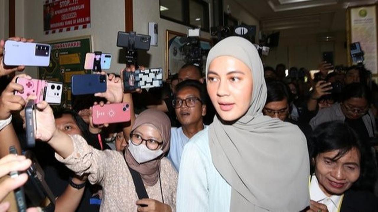 Paula Verhoeven Menangis Laporkan Dugaan KDRT dan Diskriminasi ke Komnas Perempuan