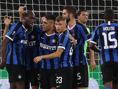 Pemain Inter Milan merayakan gol yang dicetak Romelu Lukaku ke gawang Getafe pada laga 16 besar Liga Europa 2019/2020 di Veltins Arena, Kamis (6/8/2020) dini hari WIB. Inter Milan menang 2-0 atas Getafe. (AFP/Lars Baron/various sources)