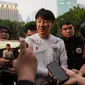 Pelatih Timnas Indonesia, Shin Tae-yong saat diwawancarai awak media di area Stadion Utama Gelora Bung Karno (SUGBK), Kamis (26/5/2022) sore WIB, usai batal menggelar latihan perdana bersama skuat Timnas Indonesia pasca SEA Games 2021 sebagai persiapan menghadapi laga uji coba menghadapi Timnas Bangladesh. (Bola.com/Bagaskara Lazuardi)