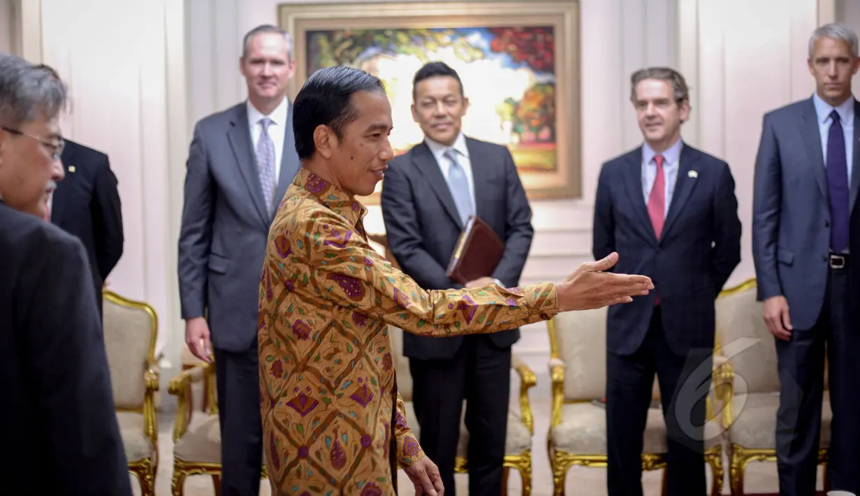 Presiden Joko Widodo mempersilakan duduk pemimpin perusahaan multinasional Amerika Serikat di Kantor Presiden, Jakarta, Selasa (5/5/2015). Pertemuan tersebut membahas berbagai potensi perekonomian Indonesia. (Liputan6.com/Faizal Fanani)