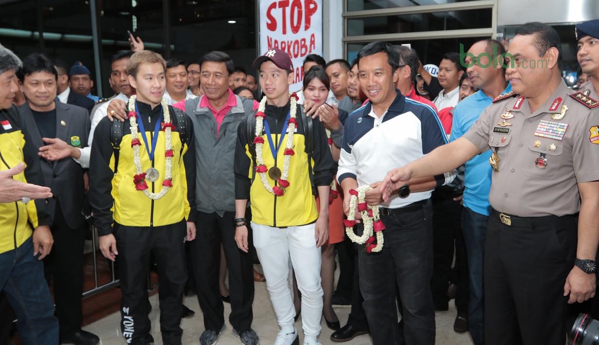 Kevin Sanjaya/Marcus Gideon disambut Ketum PBSI, Wiranto dan Menpora, Imam Nahrawi saat tiba di Bandara Soekarno-Hatta, Cengkareng, (20/3/2018). Kevin/Marcus mampu mempertahankan gelar All England 2018. (Bola.com/Nick Hanoatubun)