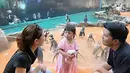 Interaksi Aaliyah dengan Ameena dan Azura pun menuai pujian dari netizen. Banyak yang mengagumi naluri keibuan Aaliyah, yang begitu telaten dan penuh perhatian saat bermain bersama kedua anak tersebut (Liputan6.com/IG/@sus.irohh)