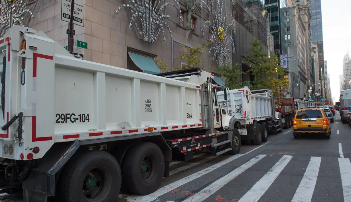 Deretan truk pasir terparkir di depan markas Donald Trump di New York, Gedung Trump Tower, Selasa (8/11). Menurut sumber, sekitar 10 truk pasir itu berguna melindungi bangunan tersebut dari penyerangan mendadak. (REUTERS/Andrew Kelly)