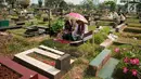 Warga berdoa saat berziarah ke makam keluarganya di TPU Karet Bivak, Jakarta, Sabtu (19/5). Tradisi ziarah dilakukan umat Muslim untuk mendoakan arwah keluarga menjelang datangnya bulan suci Ramadhan. (Liputan6.com/Gempur M Surya)