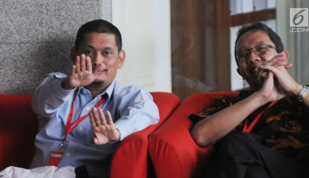 Direktur Bisnis PT Industri Telekomunikasi Indonesia (PT INTI), Teguh Adi Suryandono (kiri) menunggu panggilan oleh penyidik di Gedung KPK, Jakarta, Senin (26/8/2019). Teguh diperiksa sebagai saksi untuk tersangka Direktur Keuangan PT Angkasa Pura II nonaktif Andra Y Agussalam. (merdeka.com/Dwi Narw