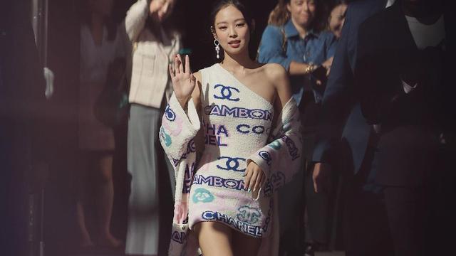 Jennie BLACKPINK Tampil Stunning dengan Mini Dress Putih Hadiri Chanel SS23 Show di Paris Fashion Week