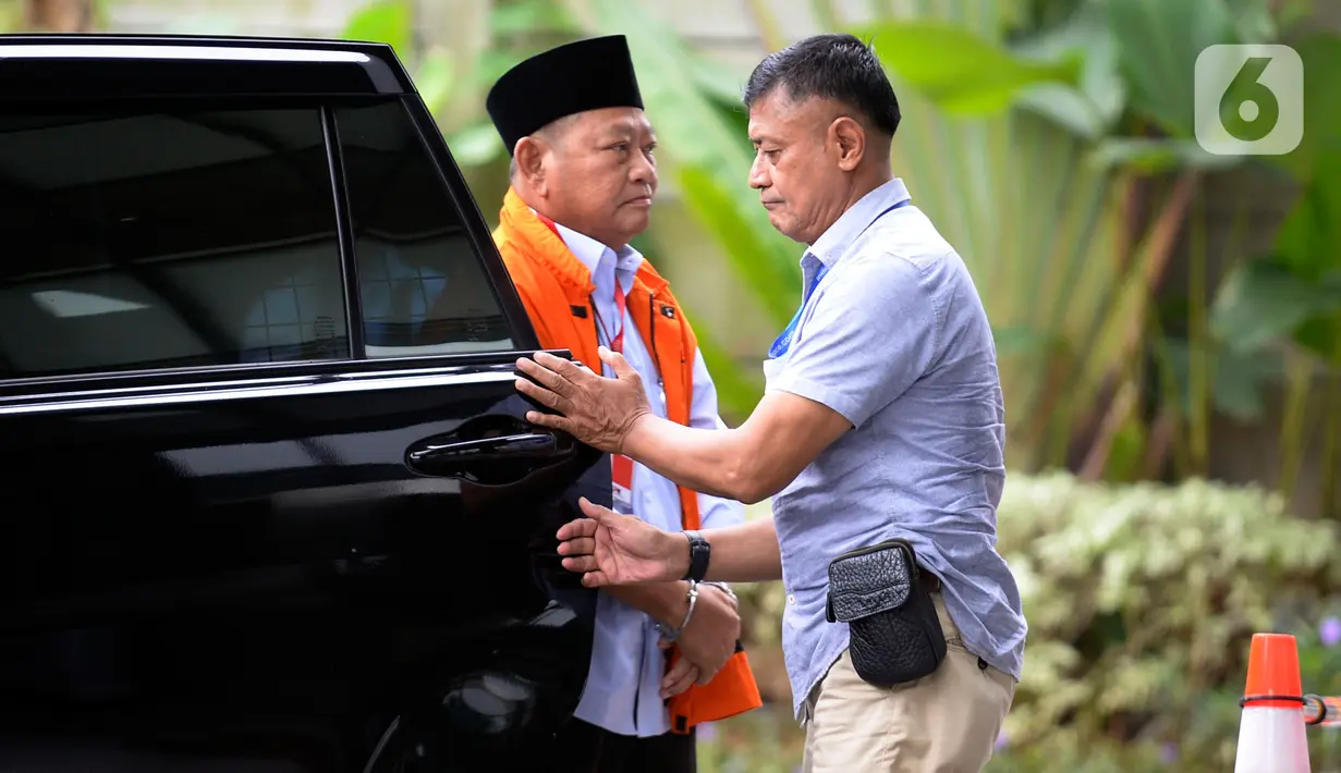Bupati Sidoarjo nonaktif, Saiful Ilah tutun dari mobil tahanan setibanya di gedung KPK untuk pemeriksaan, Jakarta, Rabu (19/2/2020). Saiful Ilah diperiksa sebagai tersangka dalam kasus dugaan suap pengadaan empat proyek infrastruktur di Dinas PUPR Kabupaten Sidoarjo. (merdeka.com/Dwi Narwoko)