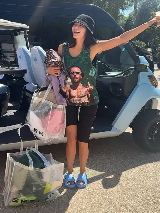 Kylie Jenner tampil humble, pada Coachella 2026 kali ini ia hadir dengan t-shirt bergambarkan Justin Bieber. [Foto: Instagram/ Kylie Jenner]