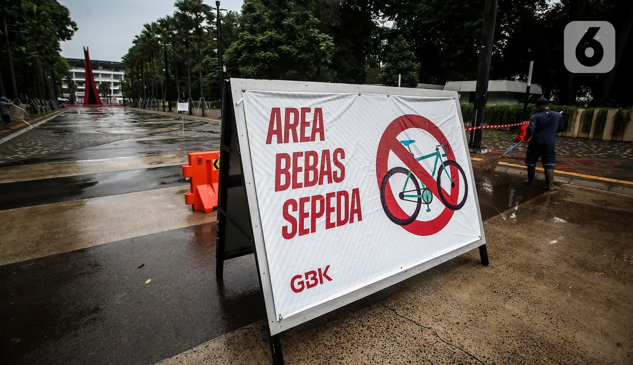 Sebuah spanduk bertuliskan “Area Bebas Sepeda” terlihat di ring road kompleks Gelora Bung Karno, Senayan, Jakarta, Jumat (6/11/2020). Manajemen GBK membatasi jumlah sepeda yang masuk ke area itu dikarenakan kebijakan Pembaharuan Tata Tertib dan Protokol Kesehatan. (Liputan6.com/Johan Tallo)