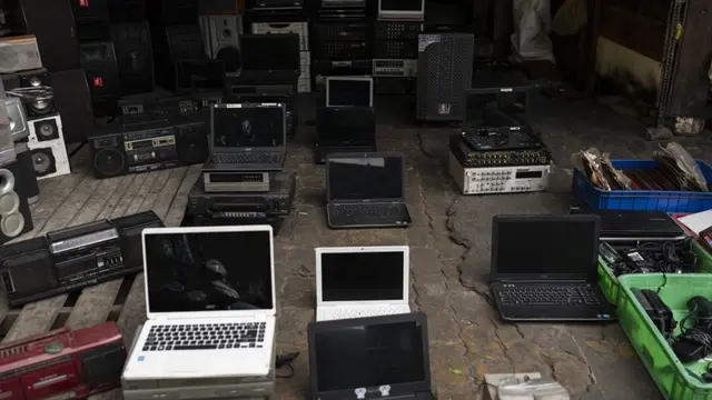Laptop bekas dan perangkat elektronik rekondisi lainnya dijual di Kota Ho Chi Minh, Vietnam, Senin, 29 Januari 2024. (AP Photo/Jae C. Hong)
