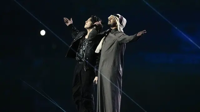 Jungjook BTS dan Fahad Al-Kubaisi di Upacara Pembukaan Piala Dunia 2022. (Credit: AP)
