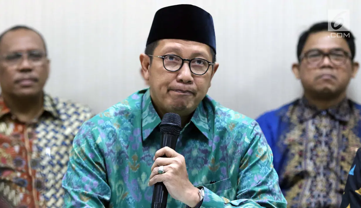 Menteri Agama, Lukman Hakim Saifuddin memberi pernyataan resmi terkait hasil OTT KPK terhadap dua pejabat kantor wilayah Kemenag terkait dugaan jual beli jabatan di Kementerian Agama, Jakarta, Sabtu (16/3). (Liputan6.com/Helmi Fithriansyah)
