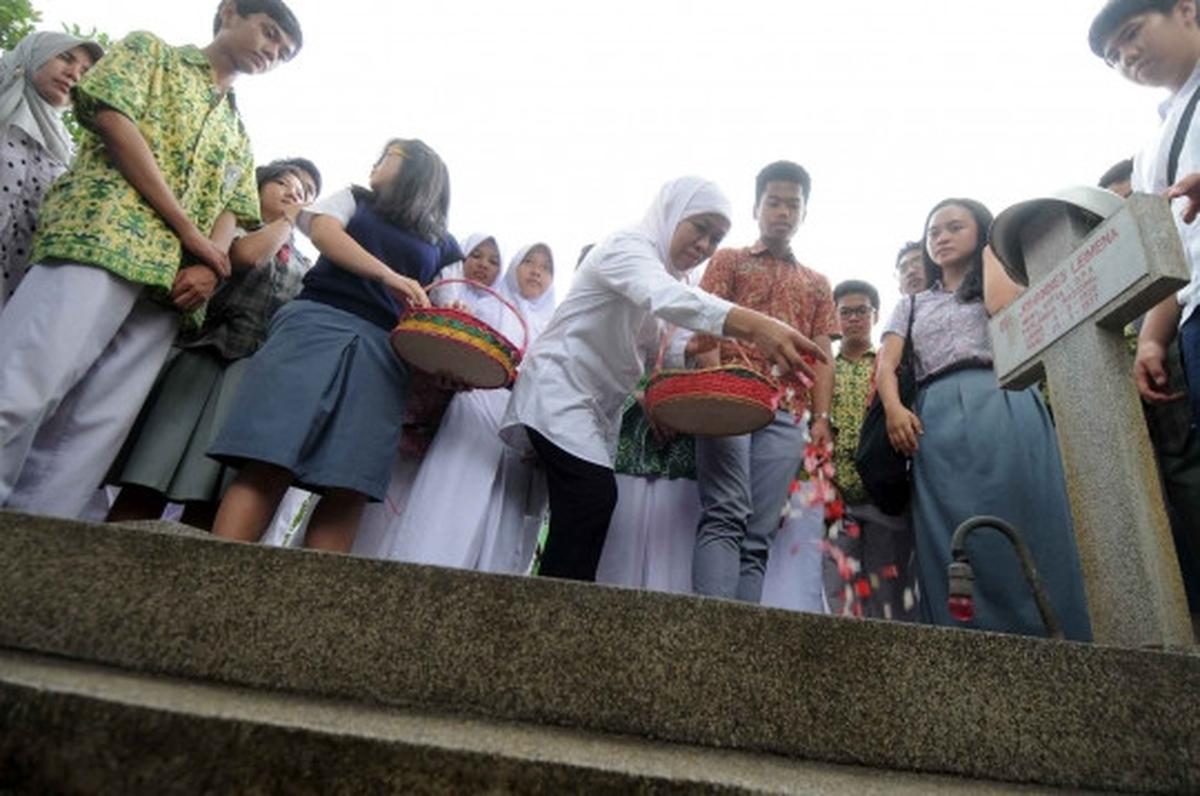 Menteri Khofifah ajak pelajar SMA tabur bunga di TMP Kalibata